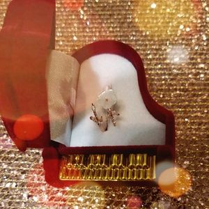 Elegant zirconia leaf and shell flower ring.